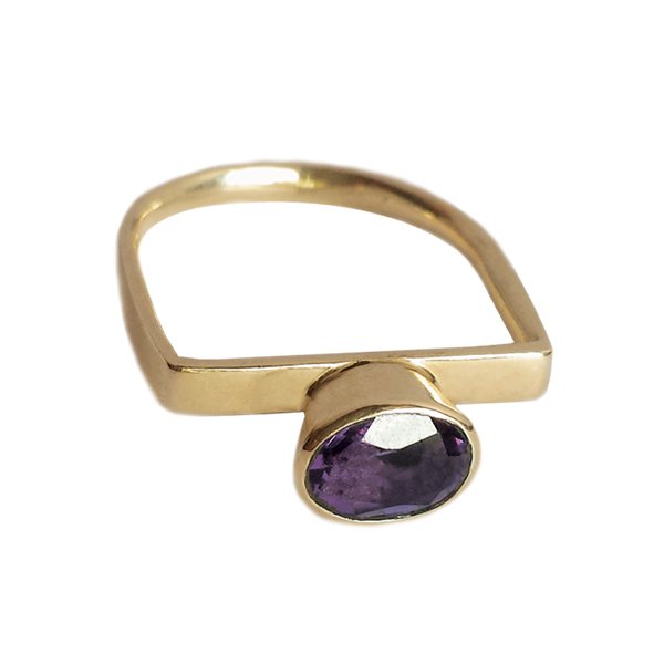 Centre Cradle with Amethyst  in Yellow Gold